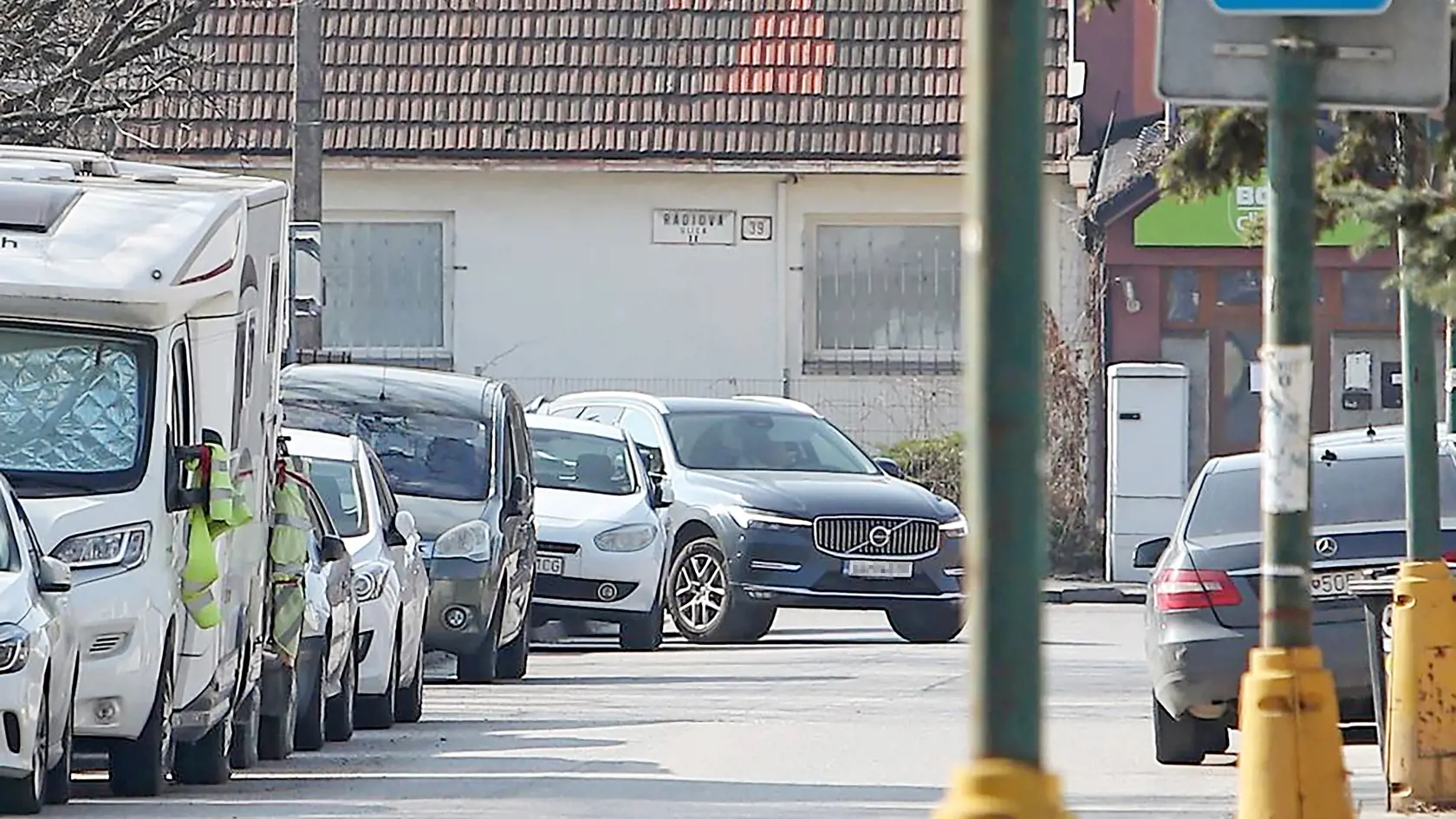 Jazdí na novom. Teraz má Volvo XC 60, kde výrobca ponúka krištáľovú páku, jemnú kožu a originálne drevené obloženie.