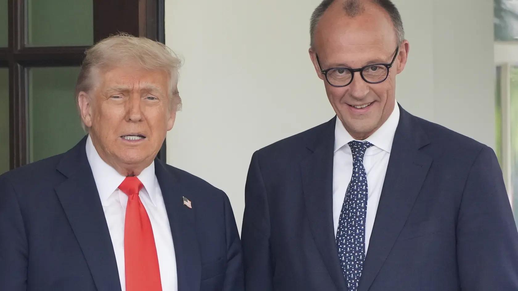 Americký prezident Donald Trump (vľavo) a nemecký kancelár Friedrich Merz počas prijatia v Bielom dome.