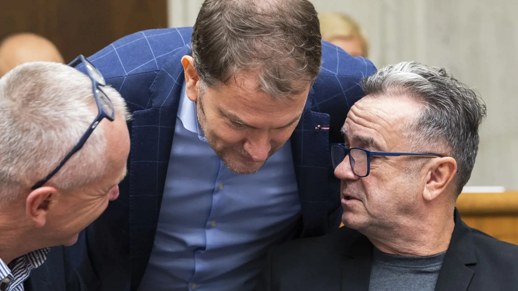 Na snímke zľava poslanci NRSR Richard Nemec, Tomáš Šudík, podpredseda vlády a minister financií SR Igor Matovič a poslanec NRSR Jozef Pročko (všetci OĽANO) počas hlasovania na 78. schôdzi NRSR v Bratislave v stredu 30. novembra 2022. FOTO TASR - Jaroslav Novák
