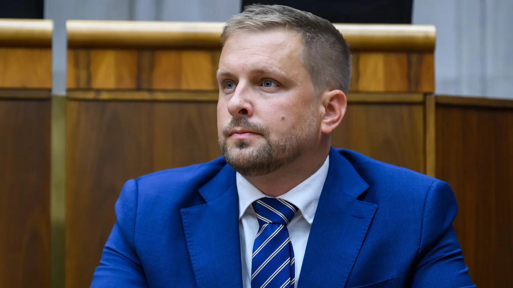 Na snímke minister zdravotníctva SR Kamil Šaško (Hlas-SD) počas pokusu o otvorenie 38. schôdze Národnej rady SR, na ktorom sa má preberať opozičný návrh na vyslovenie nedôvery ministrovi zdravotníctva SR Kamilovi Šaškovi. V Bratislave 13. augusta 2025.