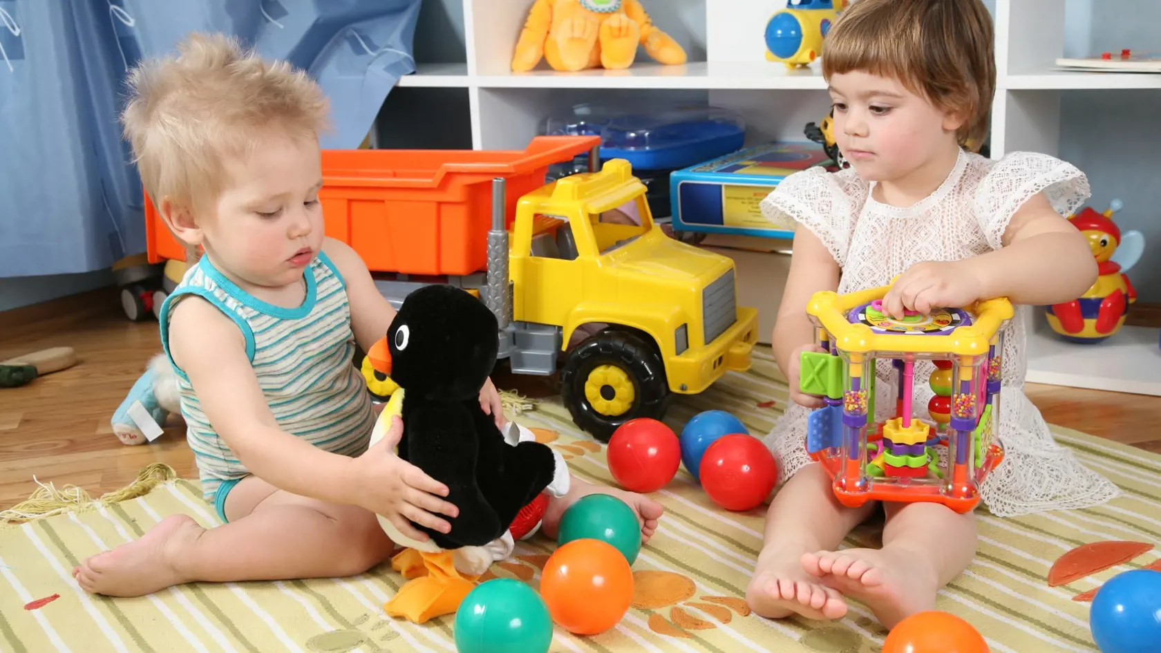 Malé deti, chlapec a dievča, dieťa, detská izba, hračky