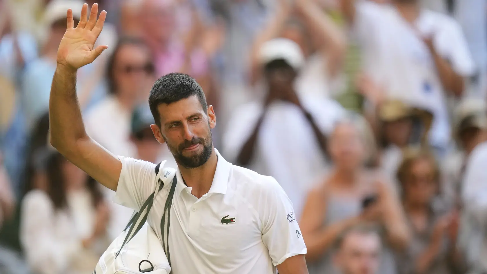 Na snímke srbský tenista Novak Djokovič odchádza po prehre v semifinále mužskej dvojhry proti Talianovi Jannikovi Sinnerovi.