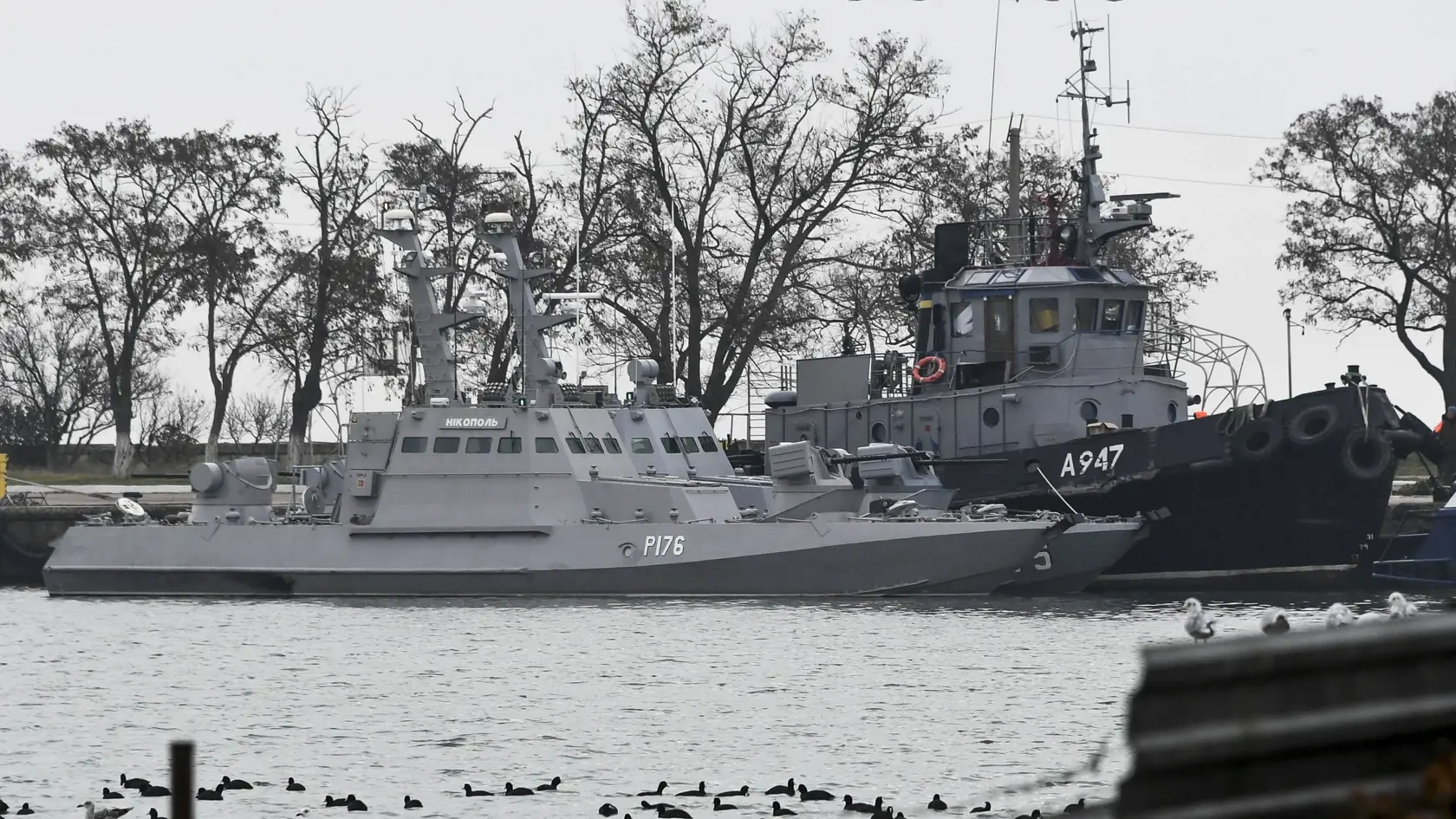 Tri ukrajinské lode po zadržaní 25. novembra 2018 na Kryme.