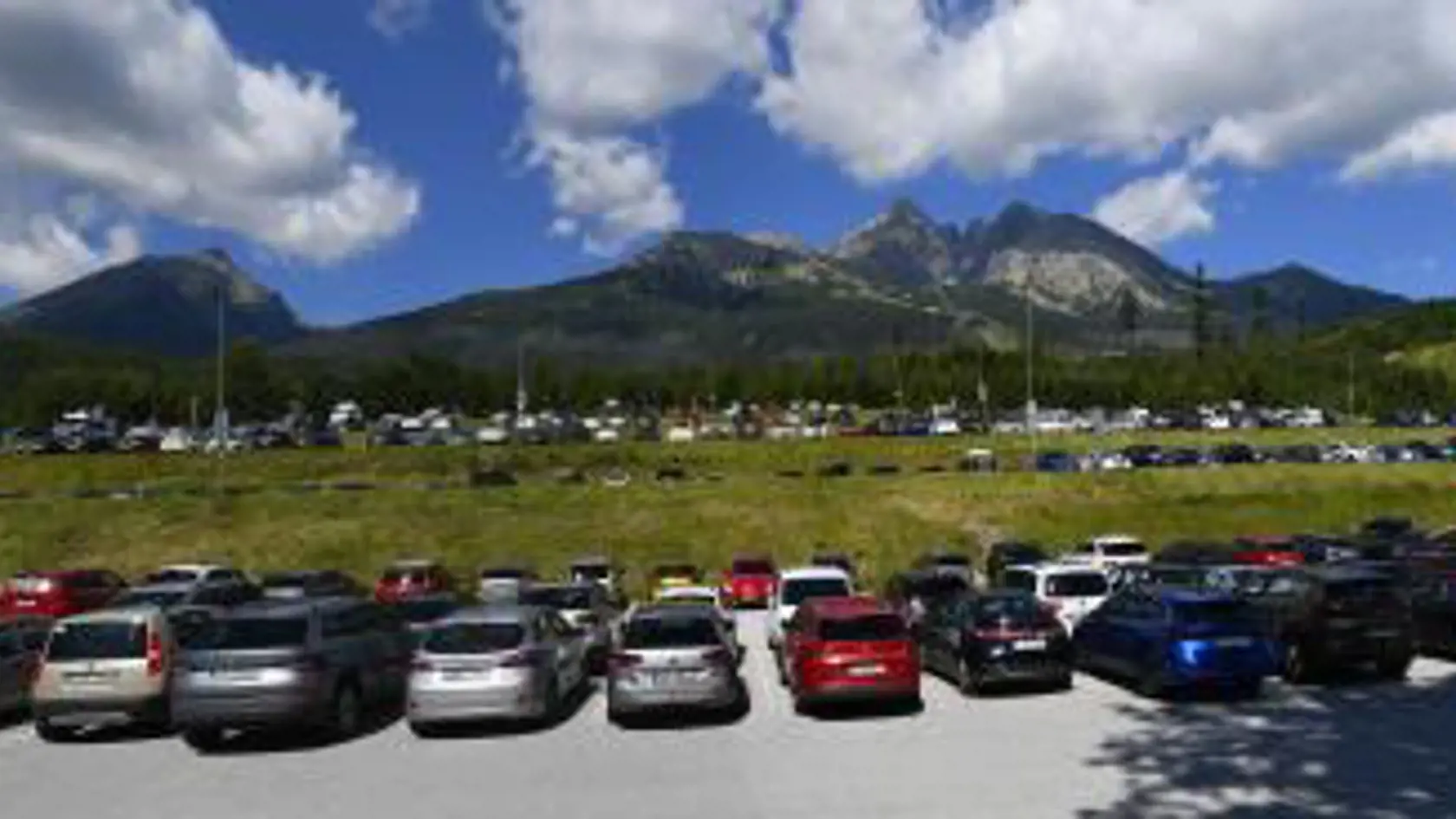 Takmer zaplnené parkovisko pri lanovke z Tatranskej Lomnice na Skalnaté pleso vo Vysokých Tatrách. Tatranská Lomnica, 30. júla 2020.