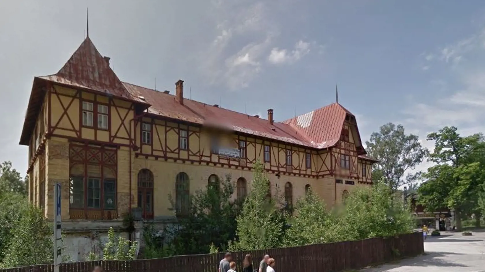 Najstarší tatranský hotel Lomnica (archívne foto). Dnes vyzerá nádherne, keďže prešiel rekonštrukciou.
