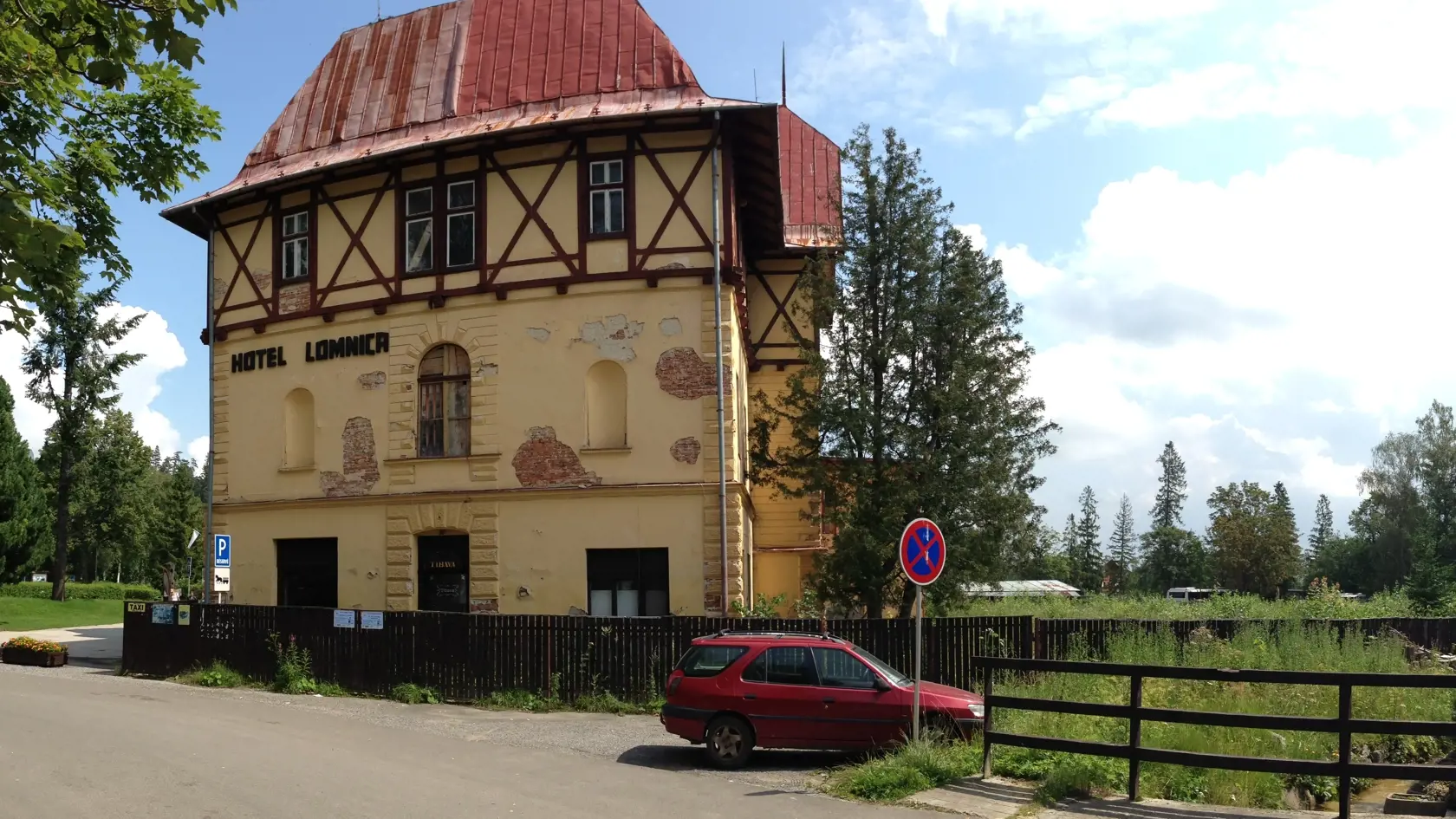 Najstarsi tatransky hotel Lomnica rekonstruuju, otvoria ho v koncom roka. 