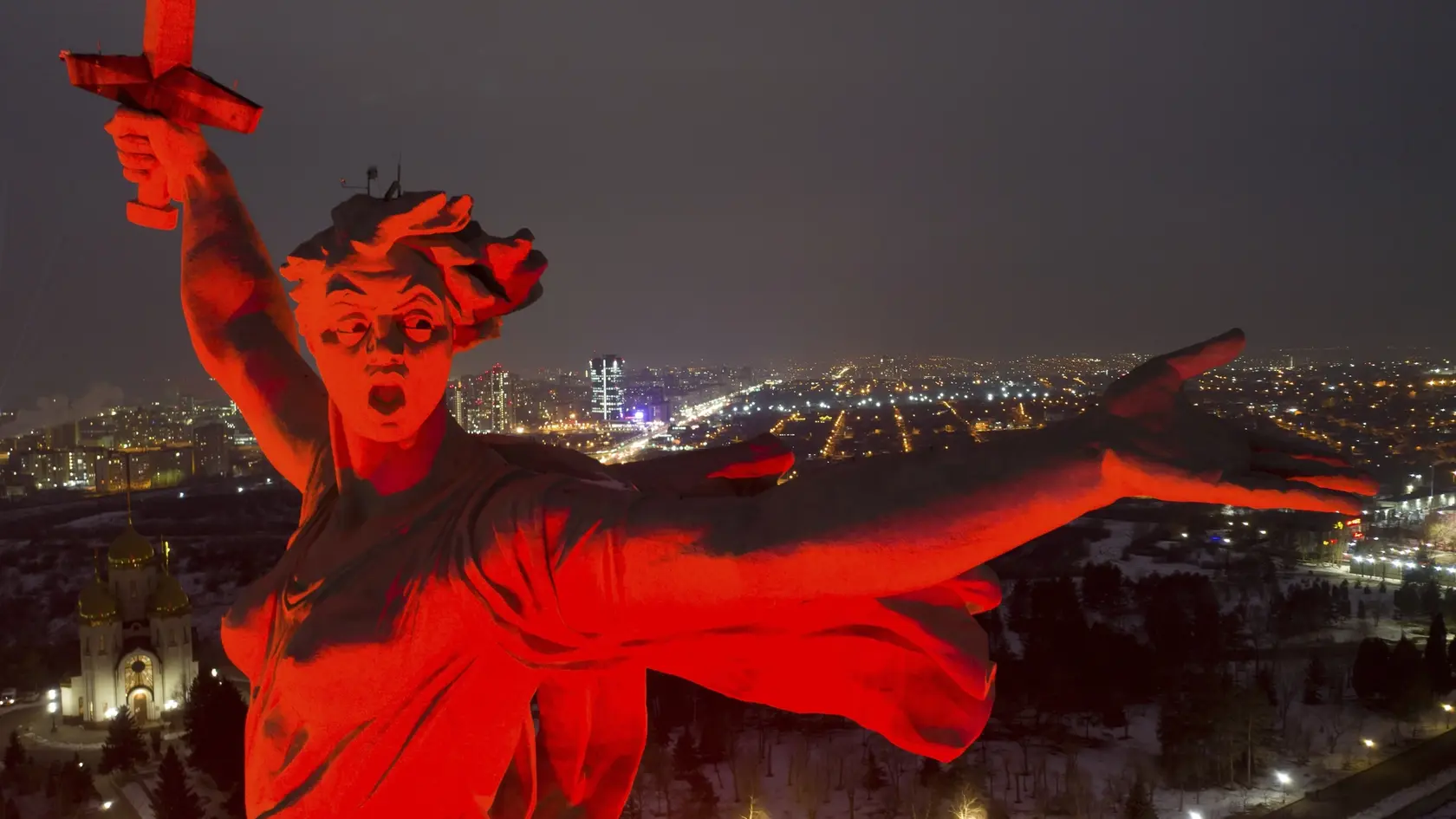 Na snímke najväčšia monumentálna socha ženy na svete Matka vlasť volá nasvietená na červeno pri príležitosti 80. výročie sovietskeho víťazstva v bitke o Stalingrad v 2. svetovej vojne vo Volgograde v noci 1. februára 2023.