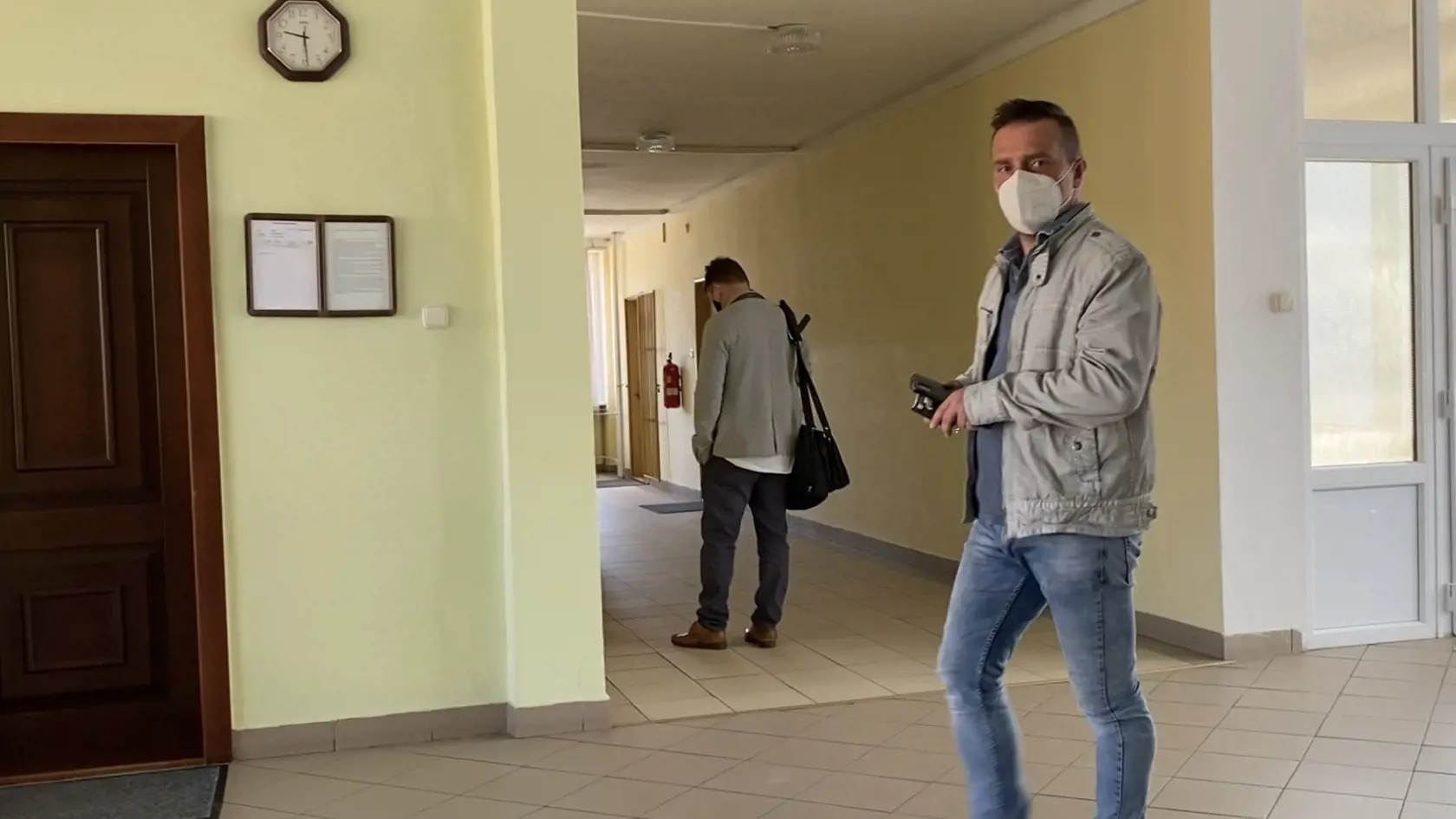Starosta obce Vyšný Mirošov (okres Svidník) Michal Petraník prichádza 1. 6. 2021 na pojednávanie na svidnícky okresný súd.