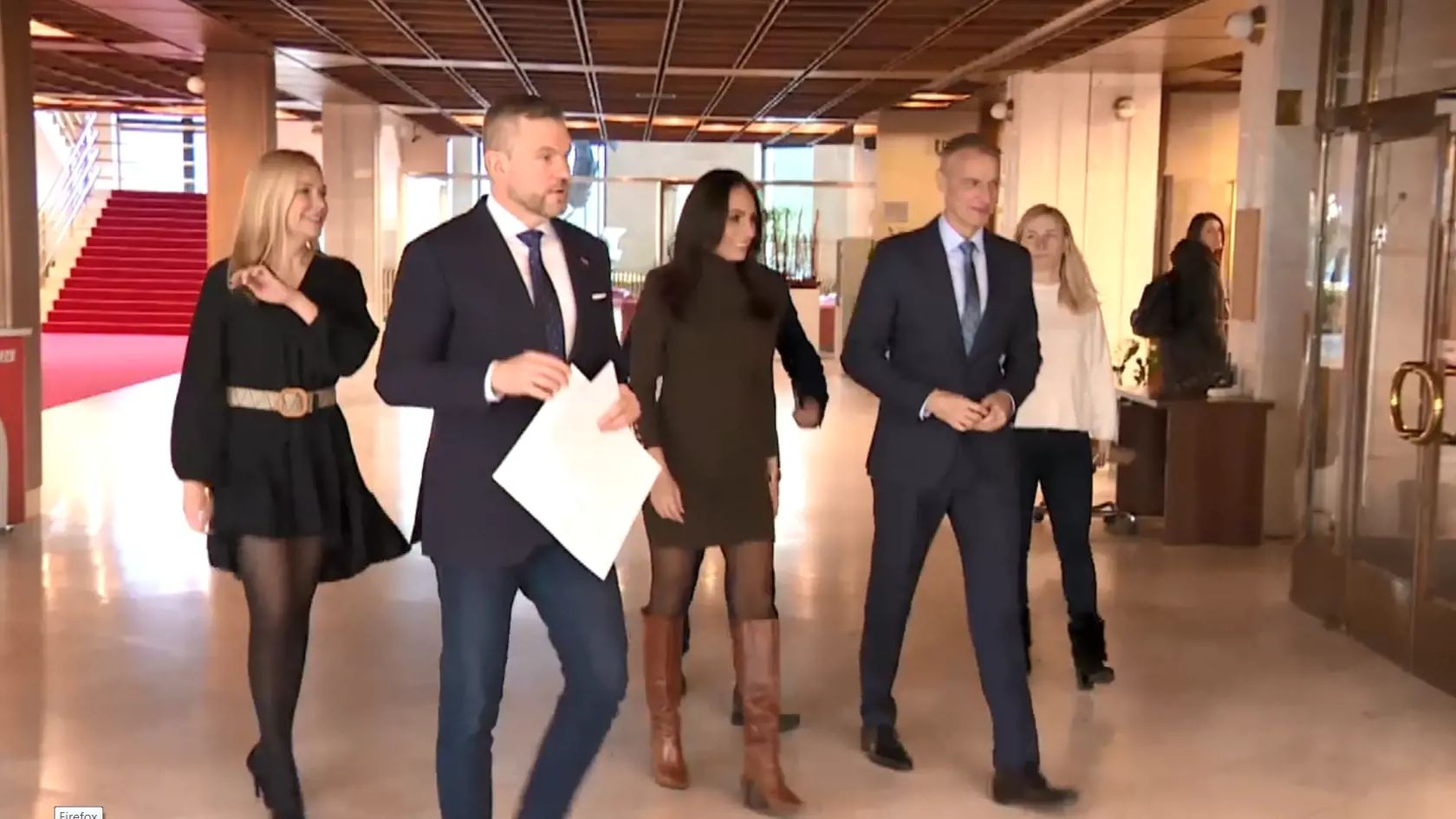 Poslanci Peter Pellegrini a Richard Raši sú veľmi galantní k obidvom svojim kolegyniam. Z videa je jasné, že obidve dámy pustili pred seba.