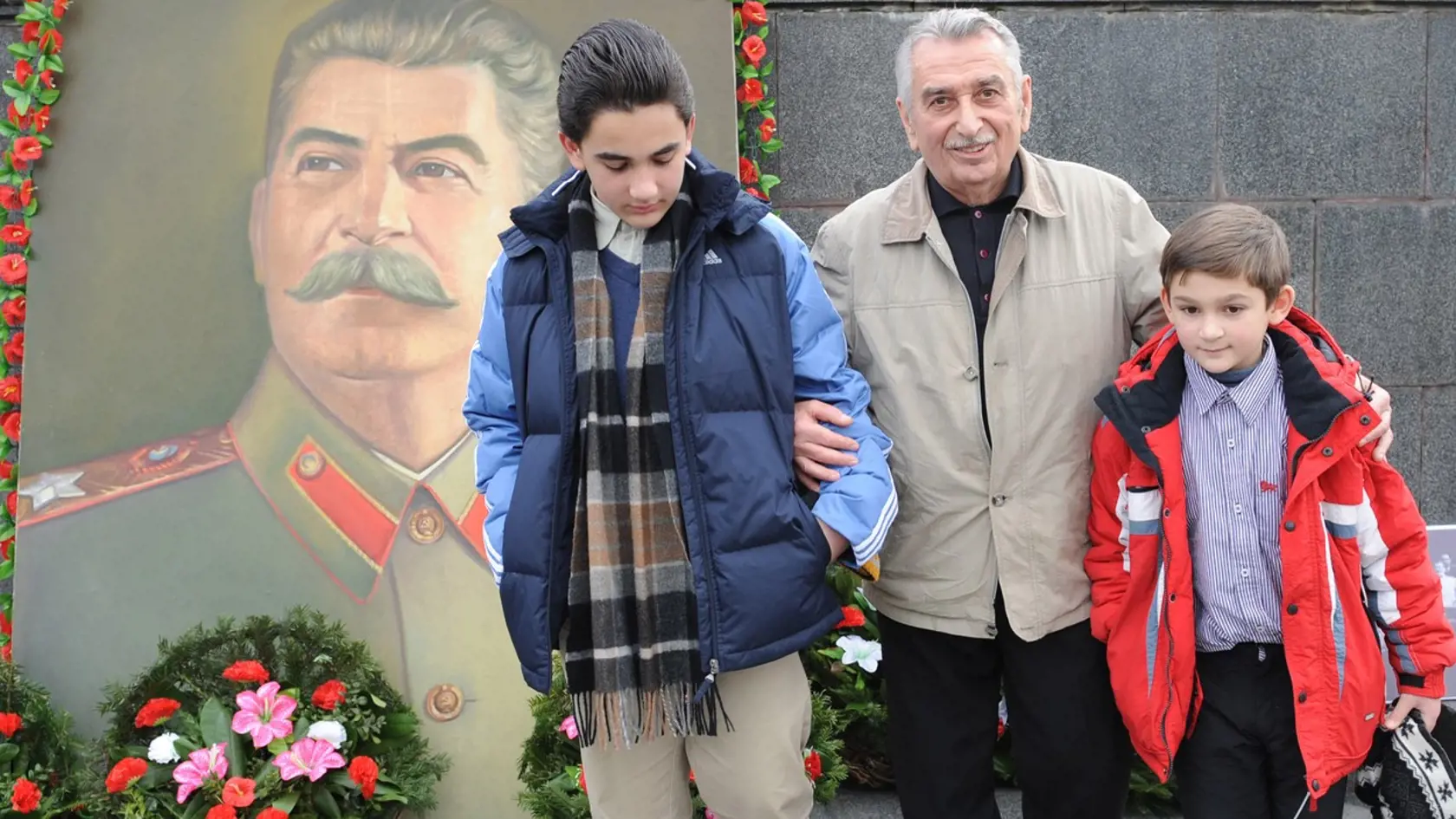 Stalinov vnuk Jevgenij Džugašvili († 80) a prapravnuci Josif Vissarionovič Džugašvili (vľavo) a Vaso Džugašvili (vpravo).