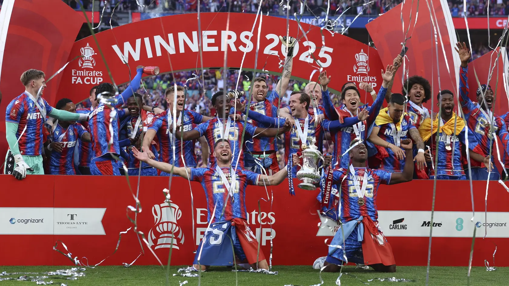Anglický futbalový klub Crystal Palace získal trofej pre víťaza Pohára FA. 