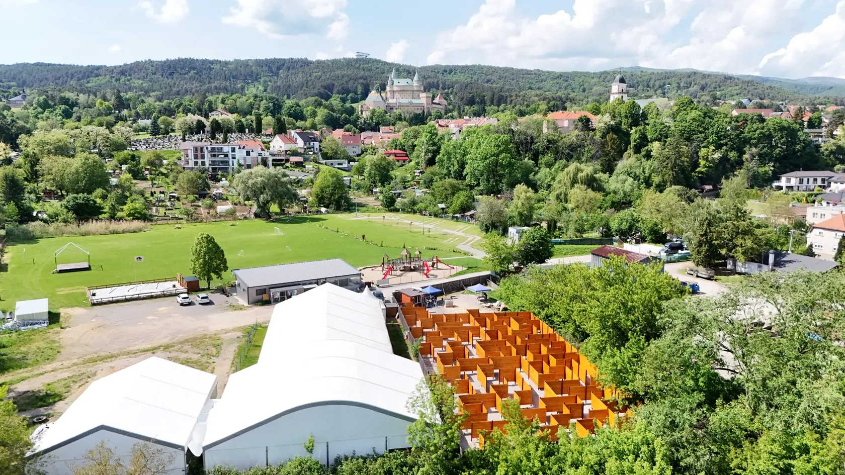 Nová atrakcia Bojníc - drevené bludisko.