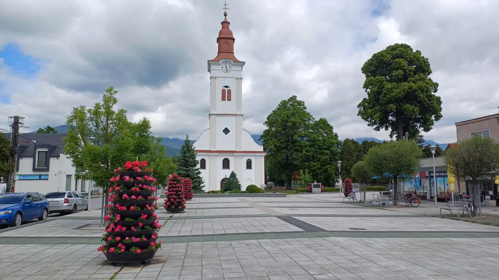 Kostol v obci Sučany, obyvatelia majú strach, že sa o chvíľu budú medvede prechádzať aj tadiaľto.
