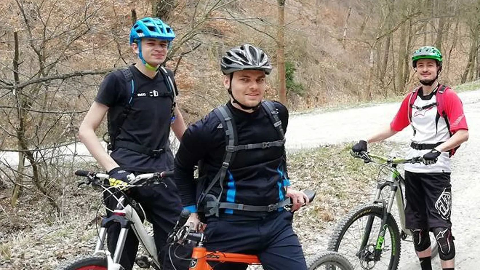 Marek (vpravo) by svoj drahý bicykel nikdy na balkóne neskladoval, najmä nie v zime. Ako hovorí, ideálne je odložiť bicykel v suchej garáži.