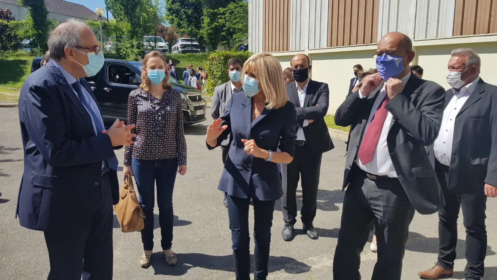 Oblečené mala čierne sako a nohavice. Na tvári mala nasadené ochranné rúško.