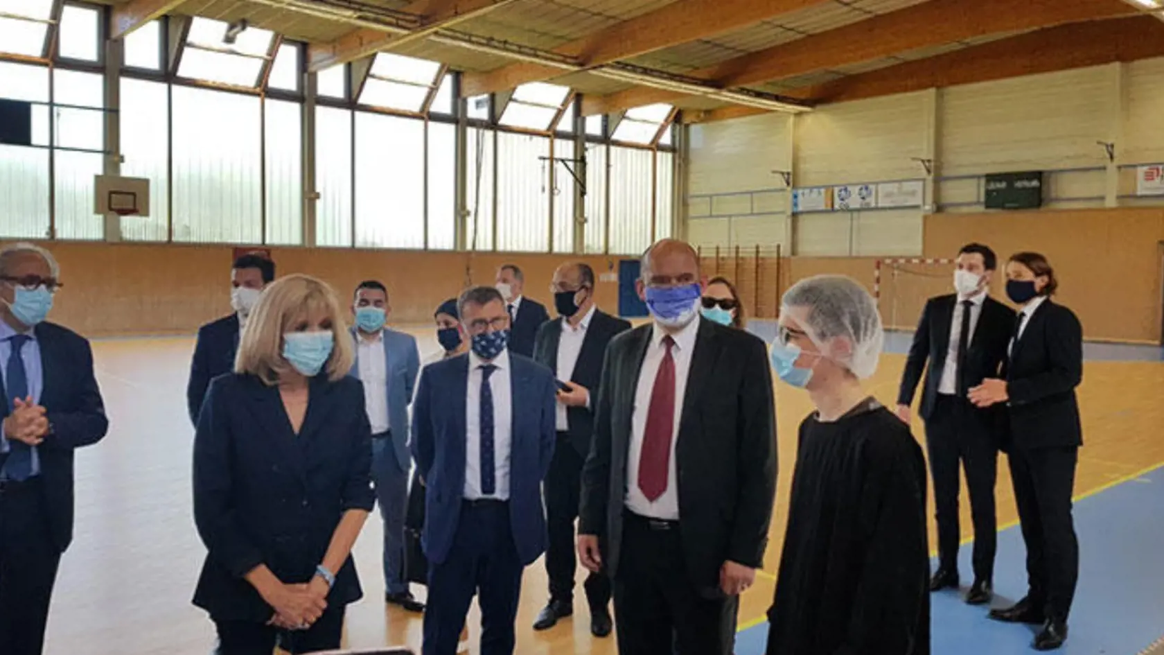 Oblečené mala čierne sako a nohavice. Na tvári mala nasadené ochranné rúško.