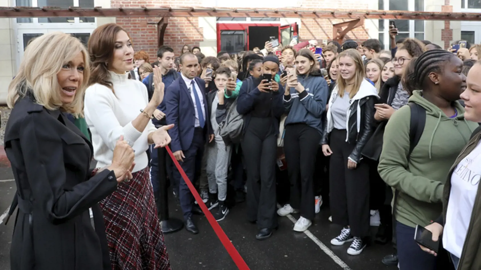 O dvadsať rokov mladšia dánska princezná sa na rozdiel od Brigitte obliekla omnoho konzervatívnejšie.