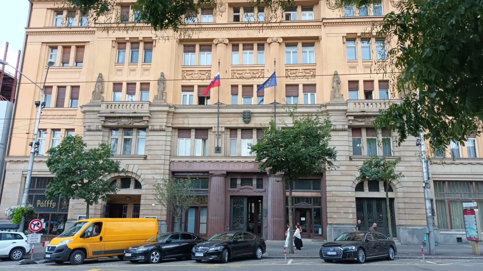 Budova ministerstva kultúry tesne pred začiatkom netradičného protestu.