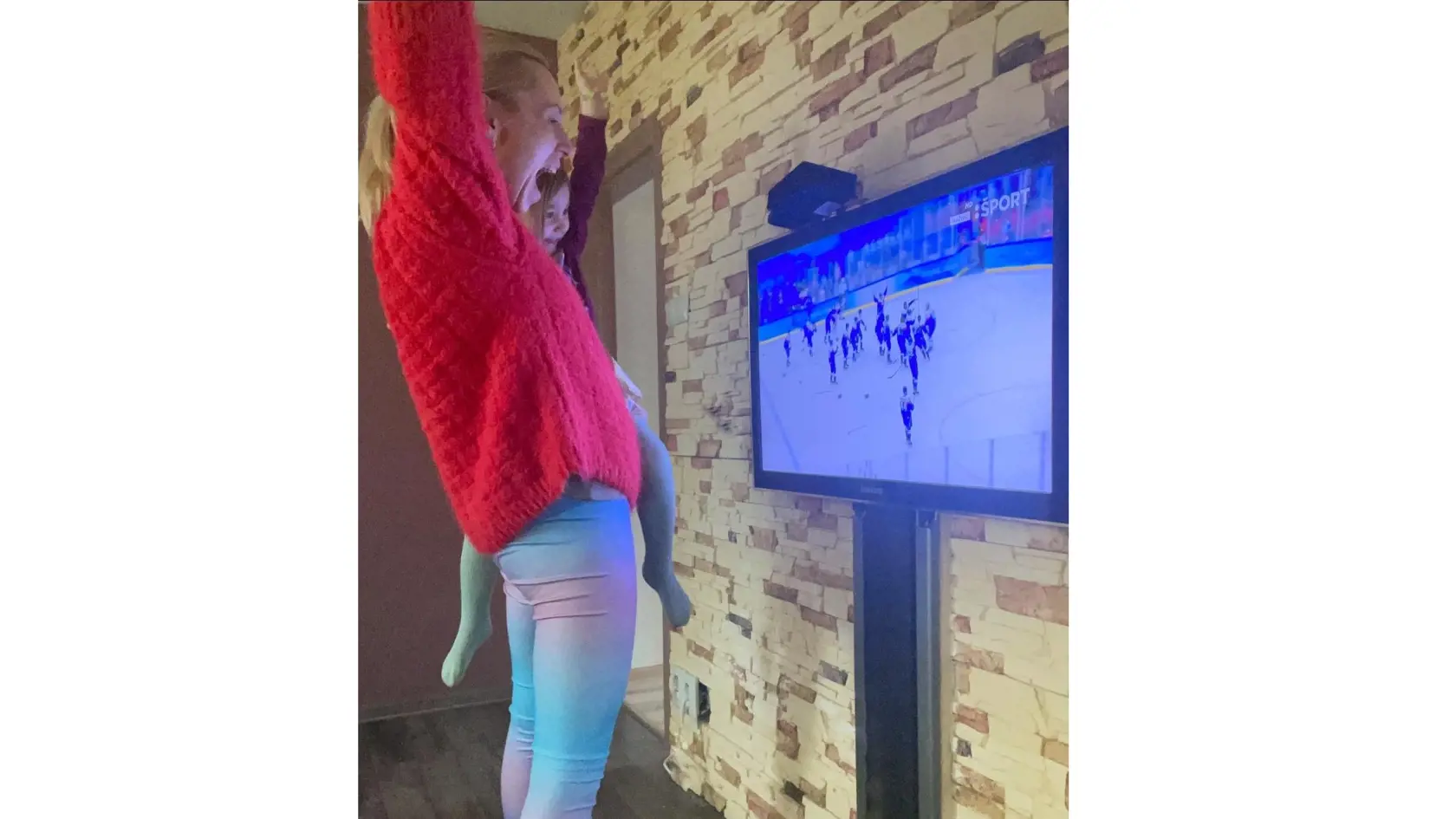 Diana Javorčíková sa teší z výhry našich hokejistov.