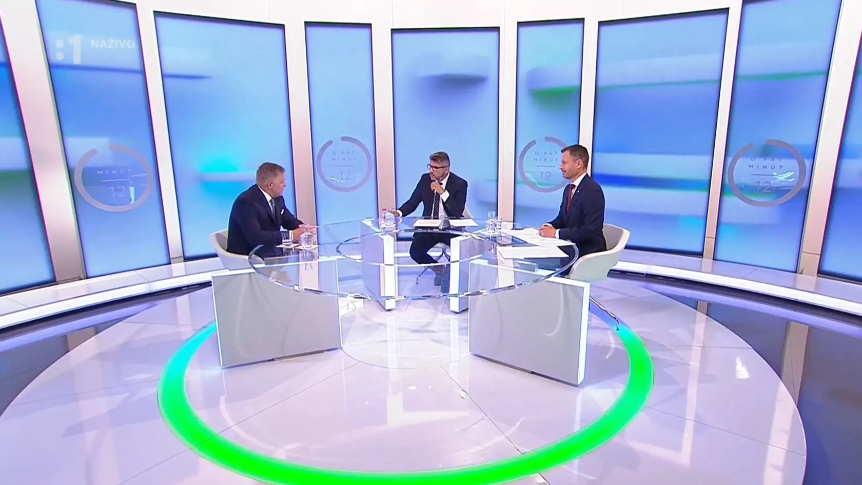 Robert Fico, Eduard Heger a moderátor Marek Makara v štúdiu RTVS.