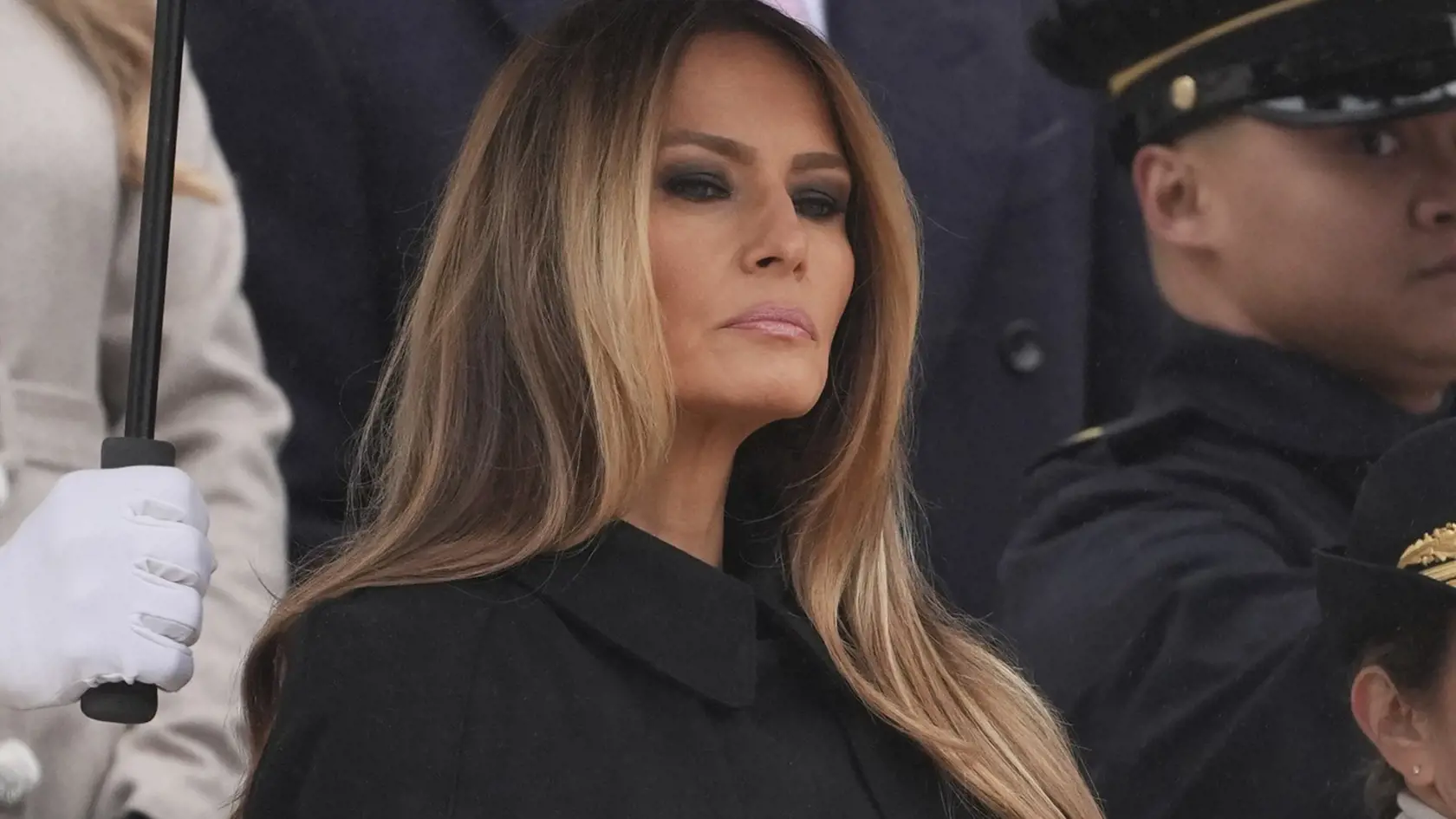 Ivanka Trump (43) dcéra novozvoleného prezidenta USA Donalda Trump na slávnostnej večeri predviedla to najlepšie čo mohla. Ukázala sa v dokonalých šatách a veru vyzerala ako Hollywoodska hviezda. Nebýva to často zvykom, ale dokonca zatienila aj Melaniu Trump (54). 