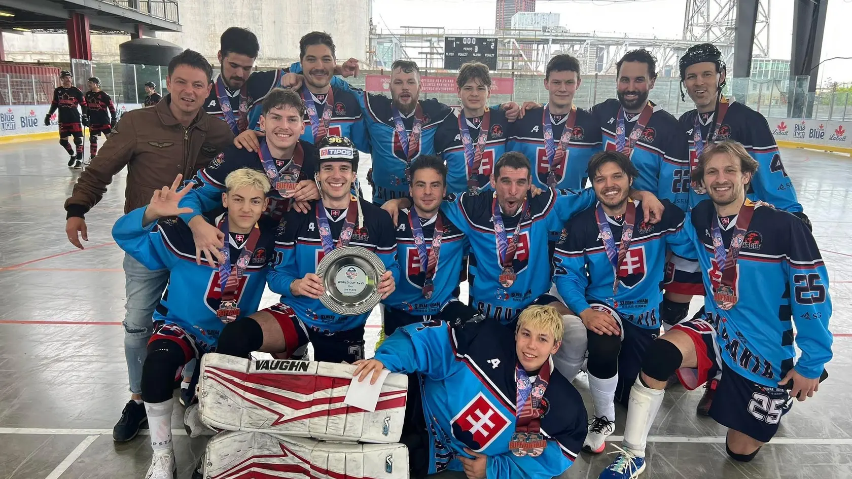 Slovenskí hokejbalisti získali na Svetovom pohári bronz po výhre nad Kanadou.