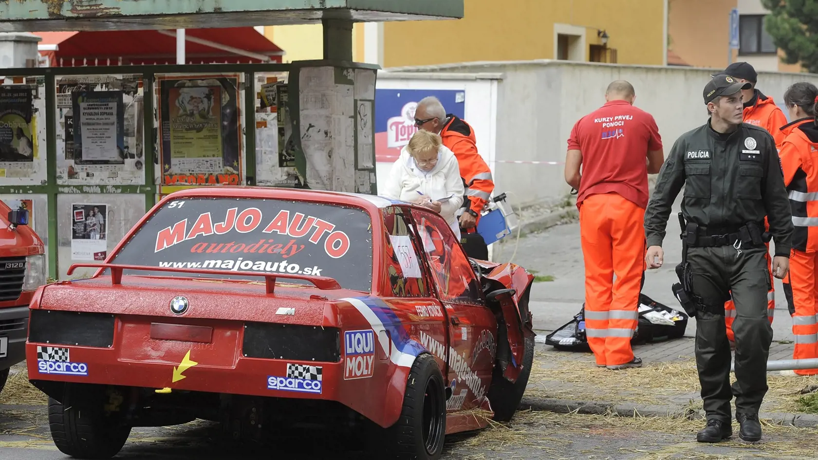 15.20 h 11. 8. 2012 NOVÉ MESTO NAD VÁHOM:  Auto vrazilo do  ľudí, kde zabilo 10-ročného chlapca a 37-ročnú tehotnú ženu.