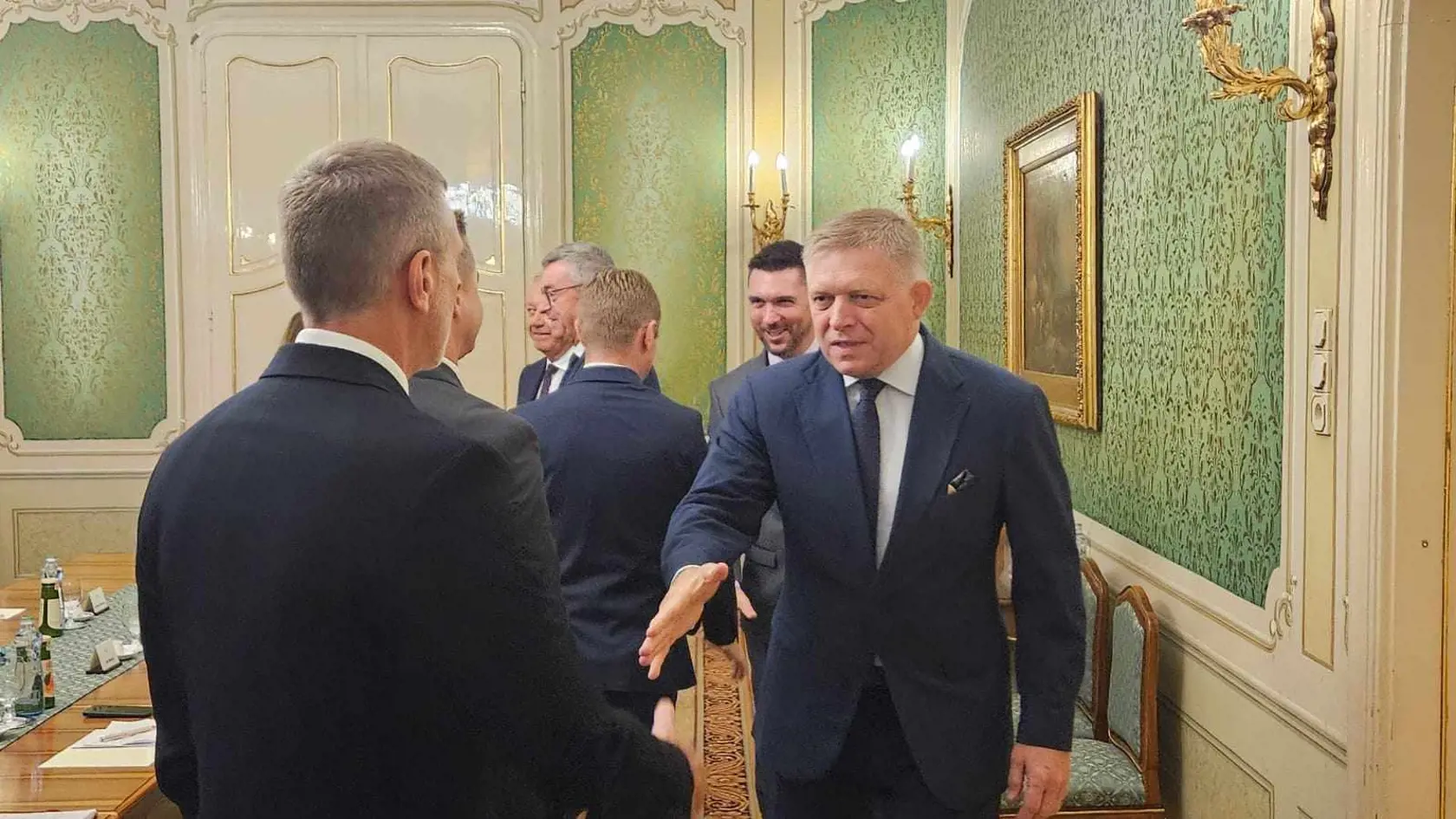 Premiér Robert Fico počas stretnutia so zástupcami obchodných reťazcov na Úrade vlády.