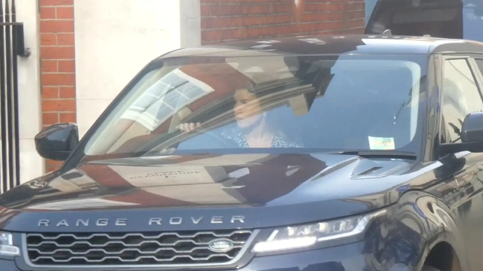 Princeznú Kate prepustili z nemocnice po operácii brucha. Pri jej prepúšťaní nechýbala ani jej asistentka.