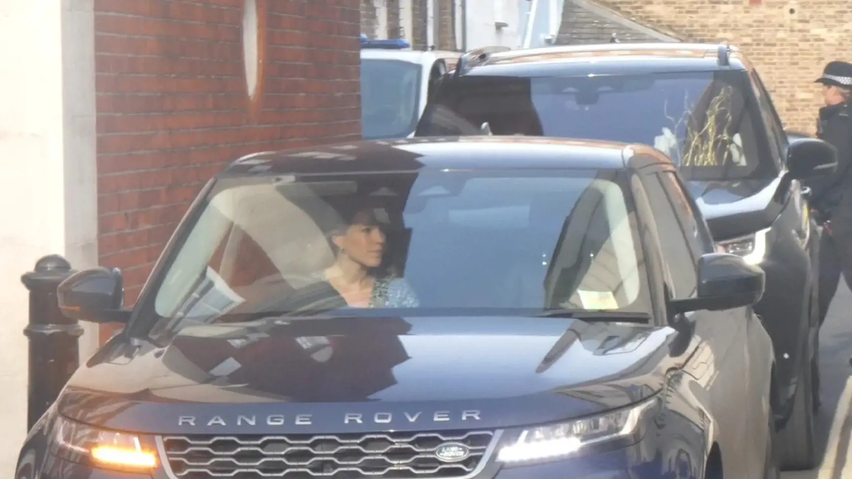Žeby sa všetka pozornosť teraz obracala na Kate? Fotografi ju prvýkrát odfotili po boku jej manžela.