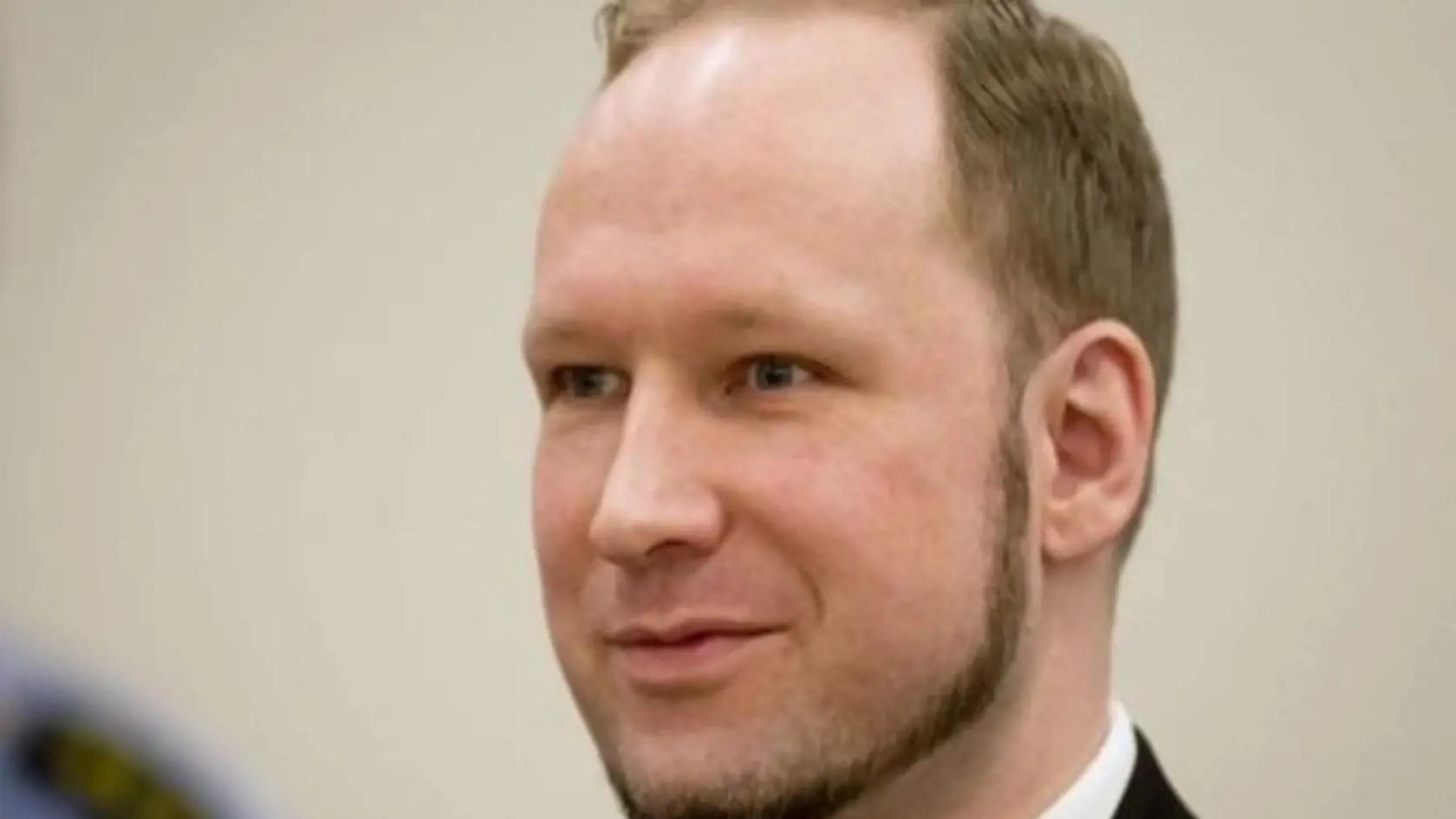 Usmiaty, sebavedomý vrah 77 ľudí, psychopat Anders Breivik.