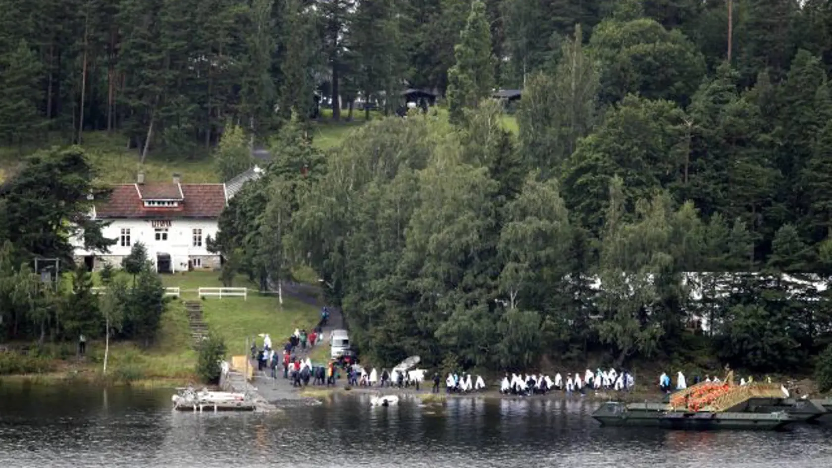 WA 24 archív Hole - Na archívnej snímke z 19. augusta 2011 príbuzní obetí nórskeho pravicového radikála Andersa Behringa Breivika po prvý raz po masakre navštívili ostrov Utöya.V piatok 22. júla 2011 najskôr Breivik odpálil v centre Osla nálož. Silný výbuch si vyžiadal 8 obetí. Následne spustil streľbu v mládežníckom tábore na ostrove Utöya a zmasakroval 69 osôb. Súd vyniesol 24. augusta 2012 nad nórskym teroristom rozsudok. Tridsaťtriročného pravicového extrémistu odsúdil na 21 rokov väzenia s 
