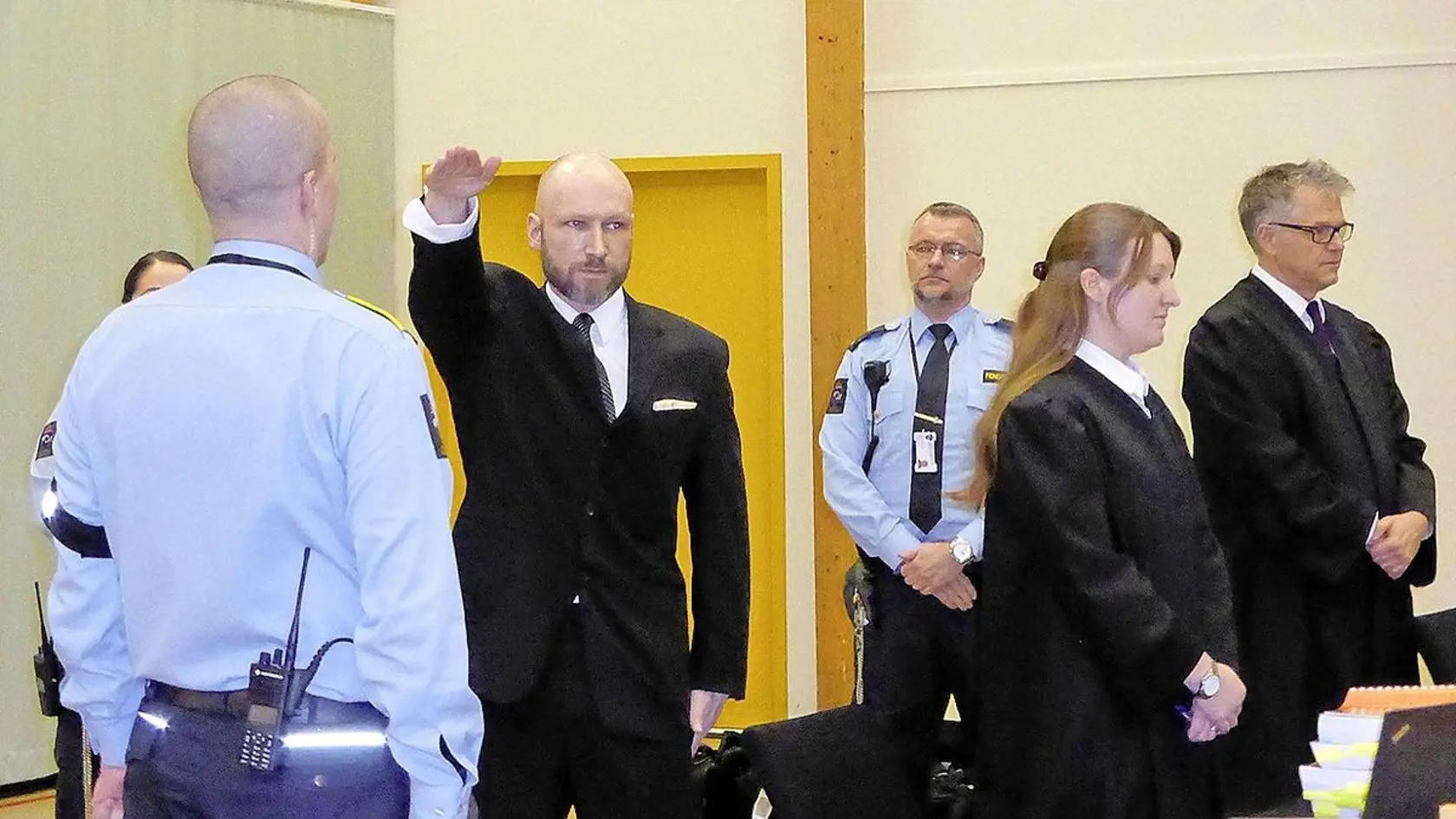 Nórskeho extrémistu Andersa Breivika odsúdili na 21 rokov väzenia, čo je v Nórsku najvyšší možný trest odňatia slobody. Trest je však možné predlžovať, zrejme teda vo väzení strávi zvyšok svojho života.