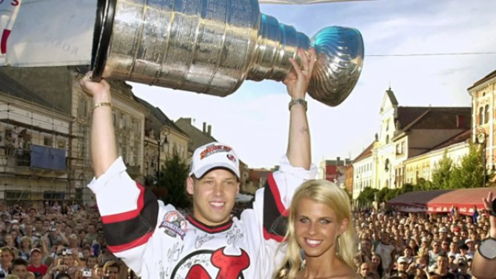 Jiří Bicek ( 42), bývalý hokejový útočník takto zdvihol vzácnu trofej nad hlavu v Košiciach v roku 2003.
