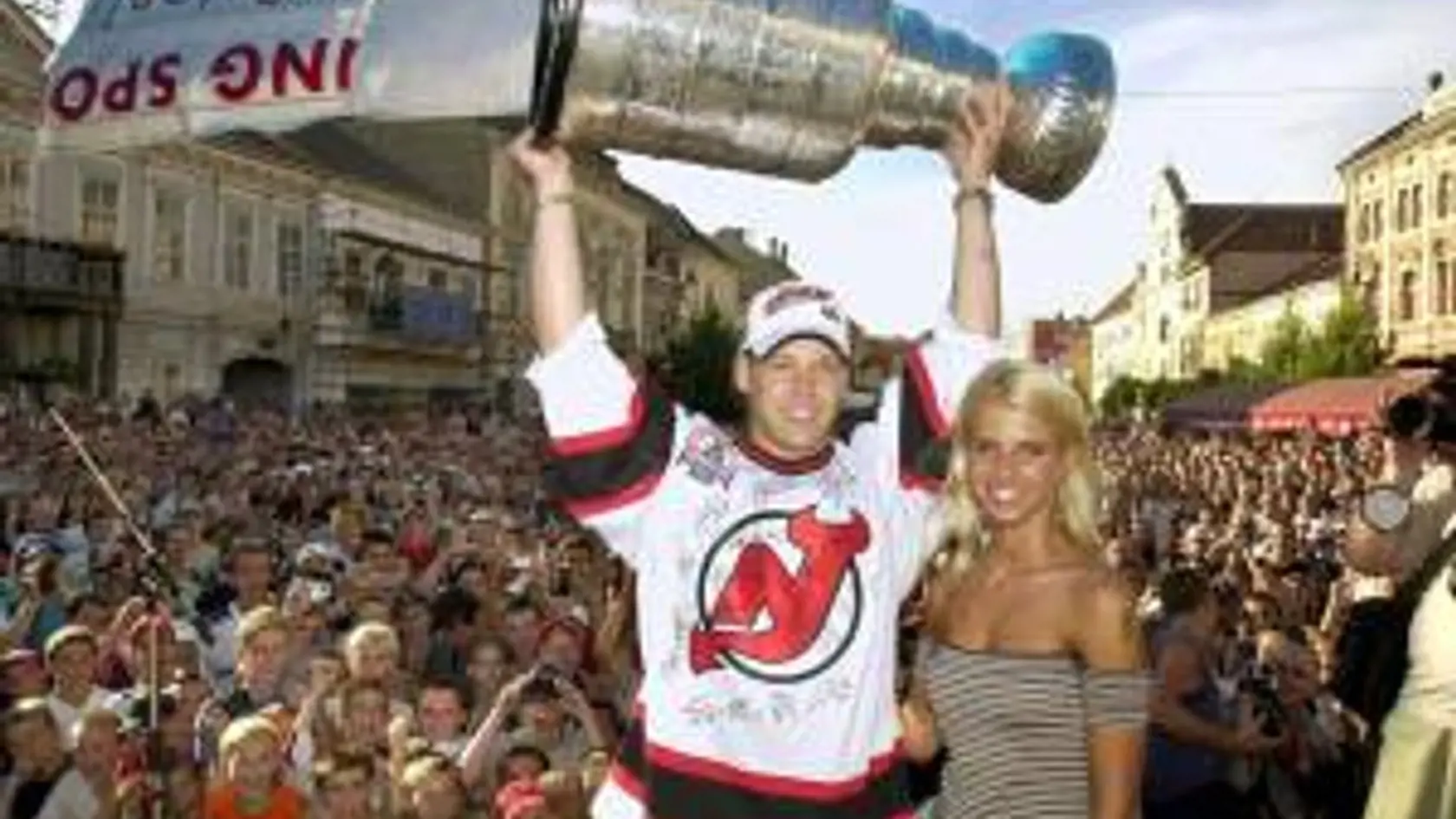Jiří Bicek ( 42), bývalý hokejový útočník takto zdvihol vzácnu trofej nad hlavu v Košiciach v roku 2003.