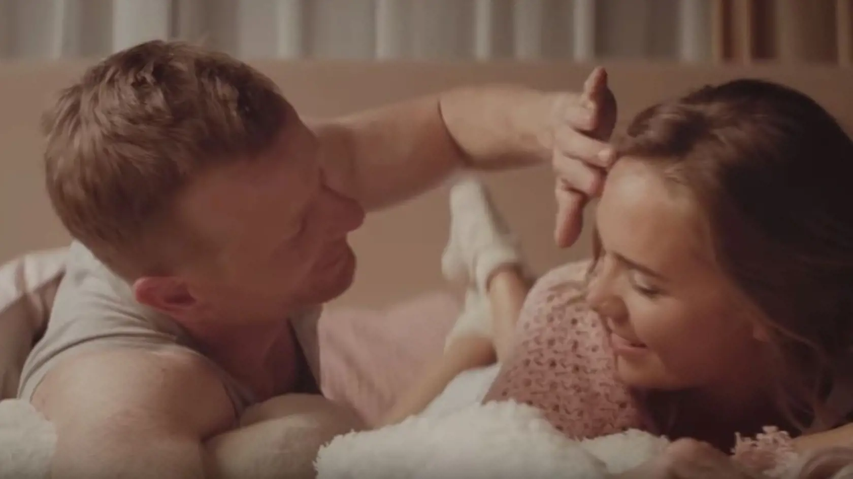 Lucie Vondráčková v novom klipe k piesni Paralelní světy.