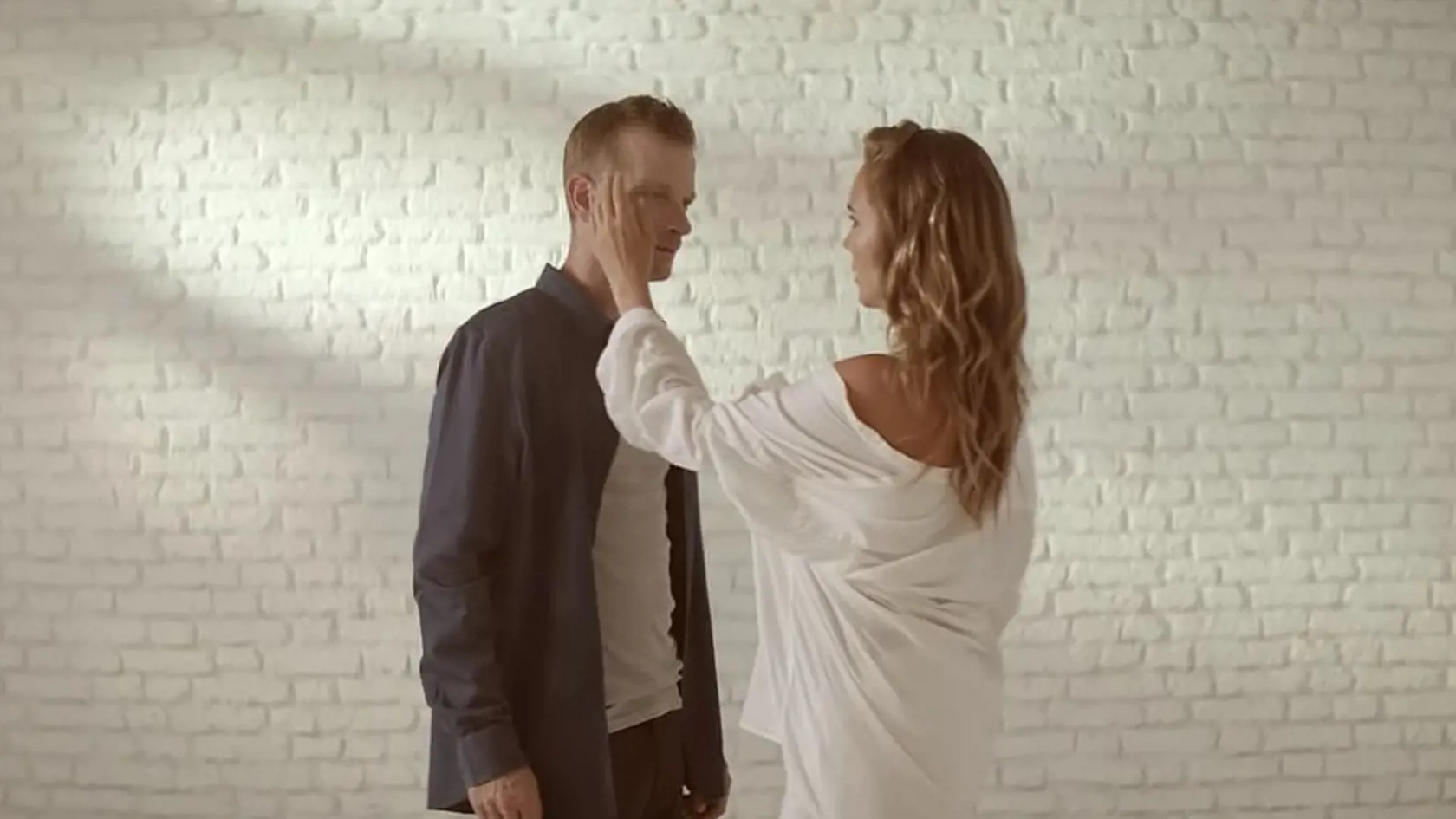 Lucie Vondráčková v novom klipe k piesni Paralelní světy.