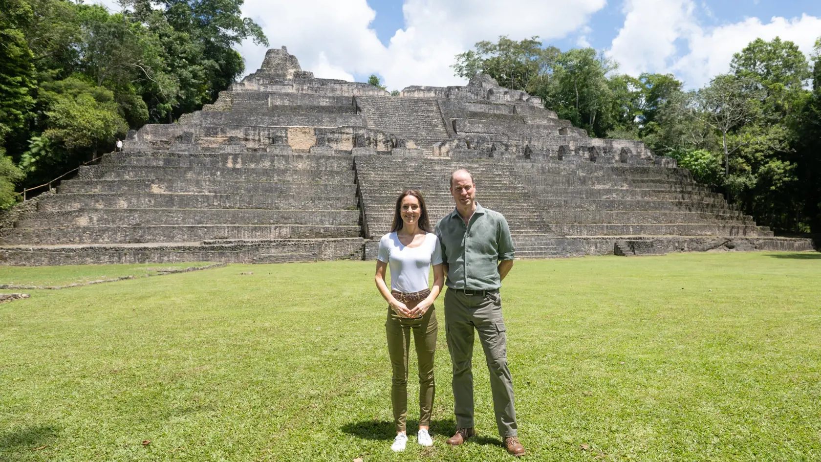 Dvojica ďalej pokračovala spoznávaním histórie starovekého mayského archeologického náleziska Caracol, ktoré sa nachádza v lese Chiquibul, a nahliadla do najvyššej umelo vytvorenej stavby v krajine – známej ako „nebeský palác“.