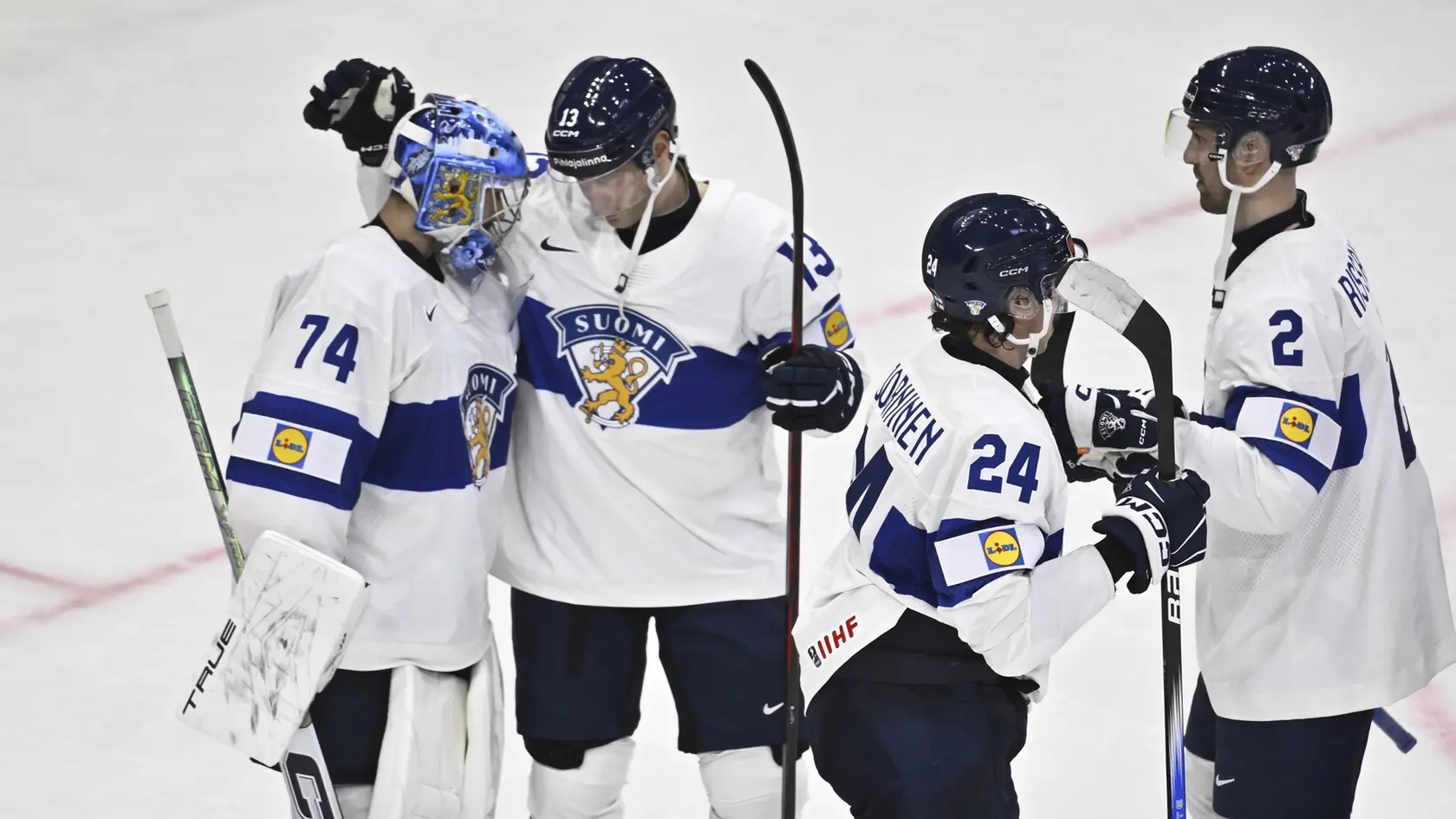 Fínski hráči zľava brankár Juuse Saros, Mikael Ruohomaa, Hannes Bjärninen a Rasmus Rissanen oslavujú po výhre