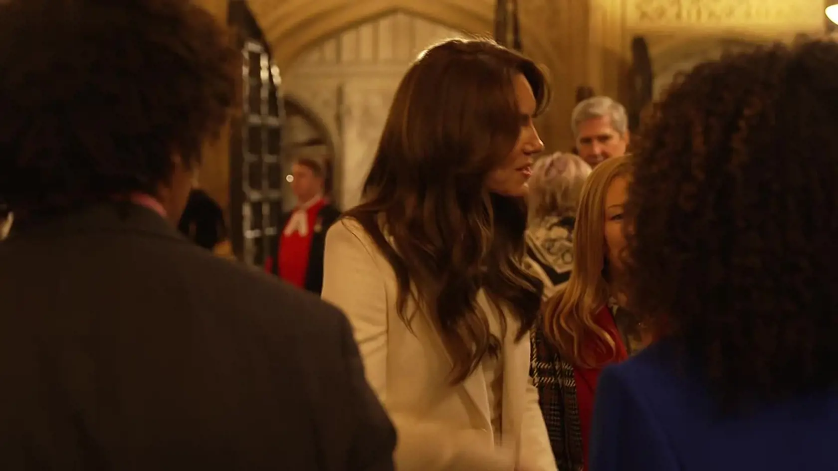 Kate Middleton bola najnovšie vyfotografovaná so svojím manželom princom Williamom. Magazín Page Six poukázal na to, že princezná vyzerá napätá, a fotografiu prirovnal k fotografii Diany a Charlesa z roku 1992, ktorá vznikla mesiac pred ich oficiálnym odlúčením. Údajne to medzi Kate a jej manželom poriadne škrípe.