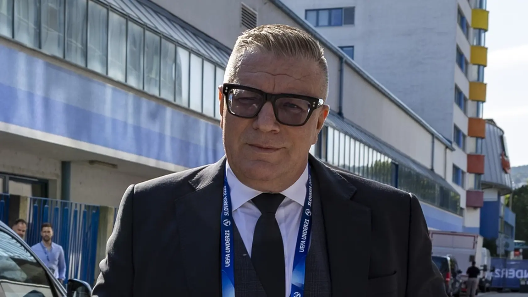 Prichod do VIP sektoru pred začiatkom prvého zápasu slovenskej futbalovej reprezentácie na ME U21 2025 v Bratislave. Na snímke je Ján Kováčik. 
