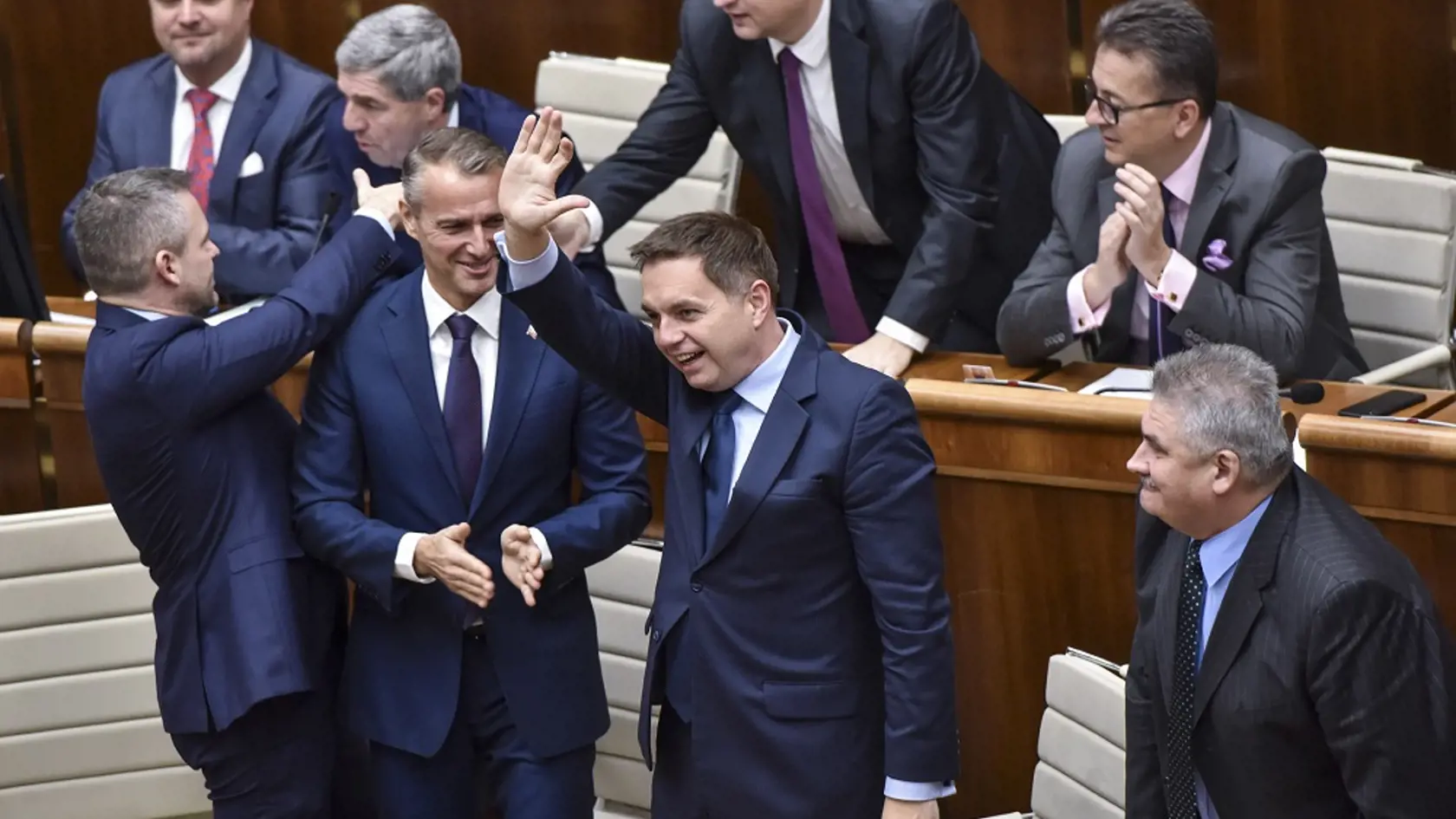 Poslanci sa už od januára môžu tešiť na astronomické zvýšenie platov.