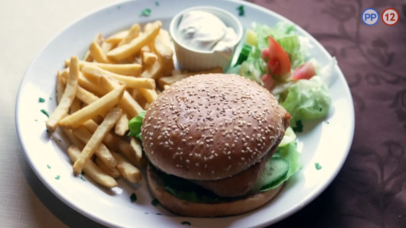 Taliansky hamburger a v ňom vyprážaný syr. Martin Novák dostal záchvat smiechu.