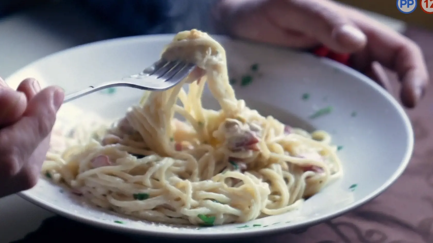 Špagety Carbonara. Na tanieri dostal rozvarené cestoviny ako blato.