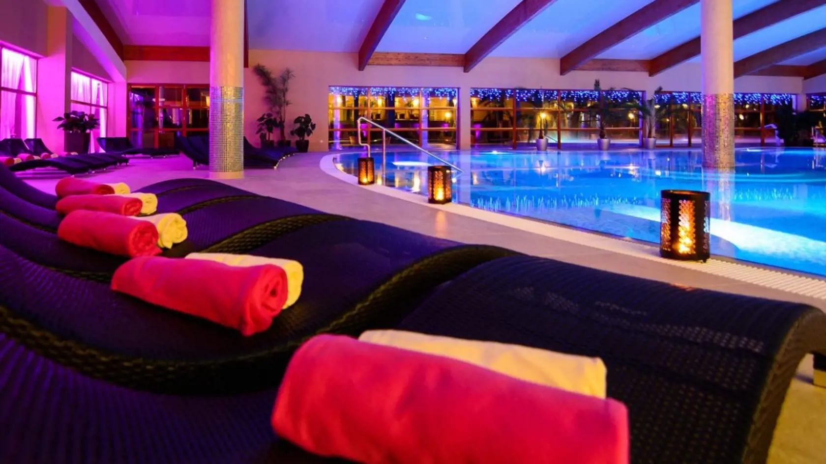Rekreačné poukazy zaplatia viac ako polovicu vašej dovolenky na Slovensku. HOTEL & SPA RESORT KASKADY, Sliač – Sielnica
Kvalitný wellness v hoteli s rodinnou atmosférou je len kúsok od Zvolena a má jedno veľké plus. Liečivú termálnu vodu, tú istú, ktorú využívajú neďaleké kúpele Sliač či Kováčová. Vaše svaly a kĺby budú priasť blahom vo vnútorných aj vonkajších bazénoch, vo wellness zóne so šiestimi saunami a ľadopádom a nezabudnite skúsiť vonkajšie vírivky aj relaxačnú miestnosť s fontánkou a praskajúcim kozubom. Ak by vám k dokonalému relaxu ešte niečo chýbalo, určite to nájdete v ajurvédskom centre. Liečivé oleje zo Srí Lanky, masáže od skúsených Balijčaniek, ajurvédska strava, ale aj joga, ktorá sa tu cvičí, z vás definitívne vyženú všetok stres.