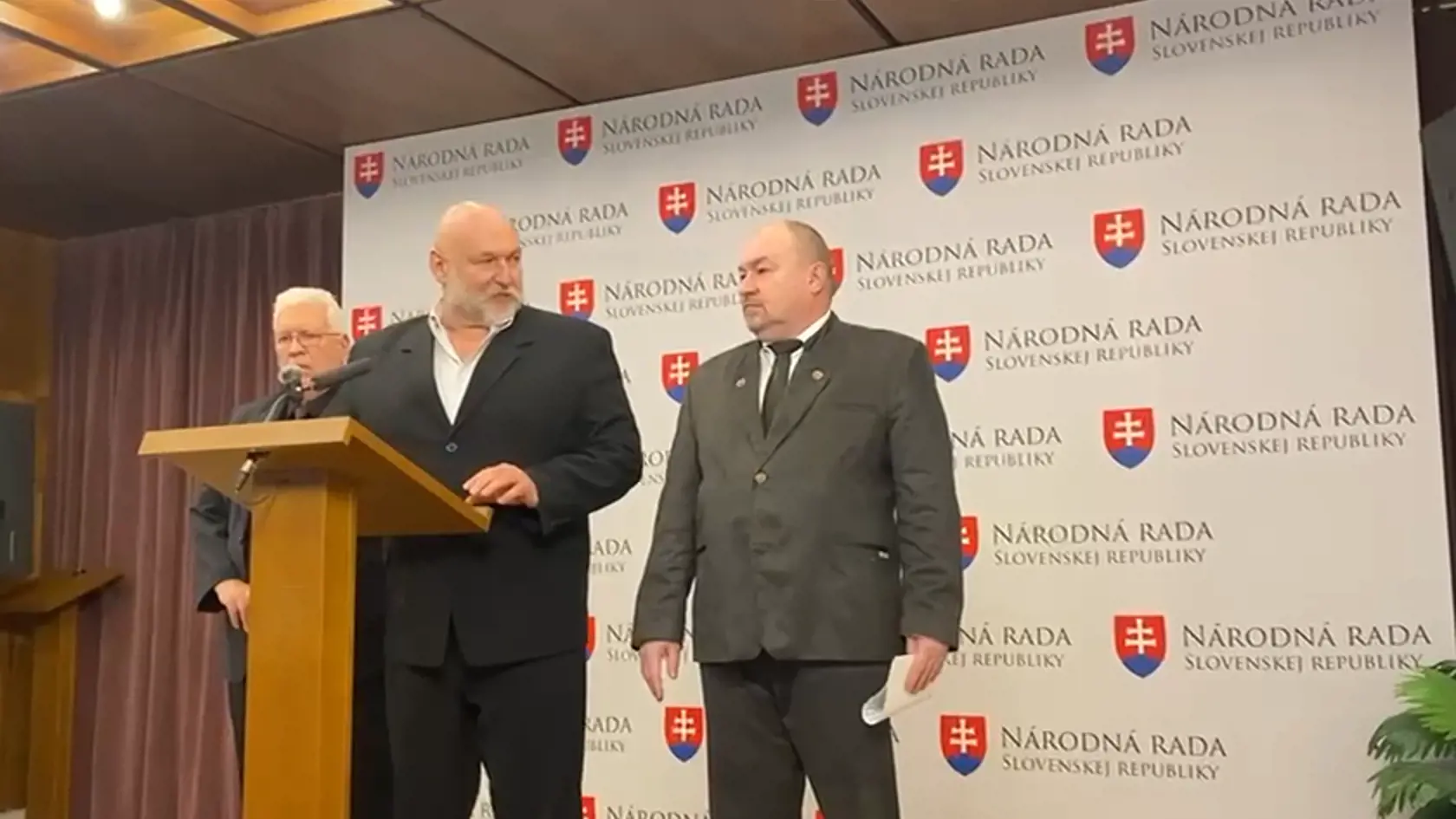 Zľava Nezaradení poslanci Pavel Ľupták, Ivan Ševčík a Rudolf Huliak pred doobedňajším hlasovaním oznámili, že sa v utorok a stredu nebudú zúčastňovať na rokovaní parlamentu. Očakávajú, že ich vládne strany pozvú ku koaličnému stolu a podpíšu memorandum o spolupráci.