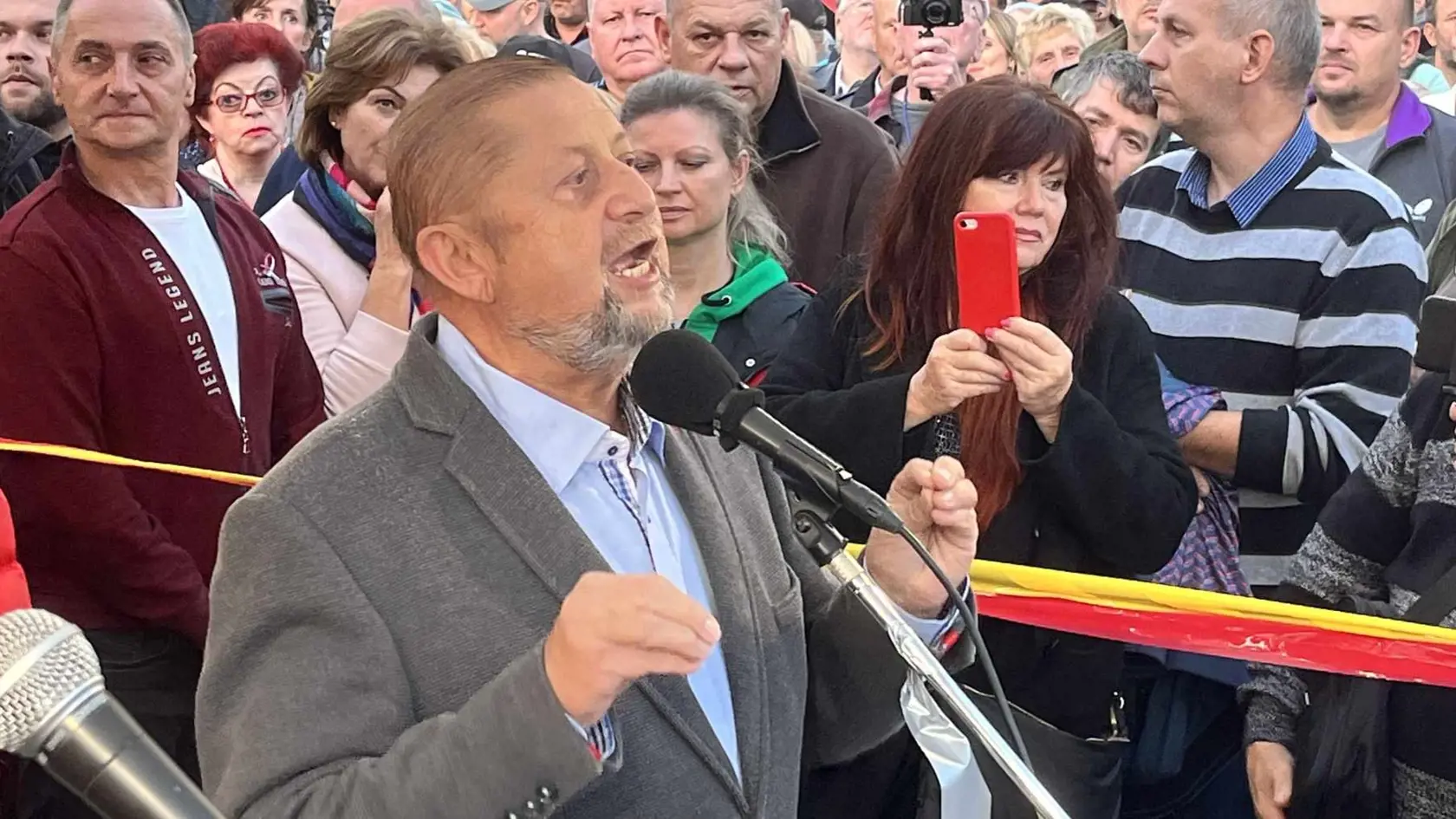 Protestu na podporu nominácie poslanca SNS Rudolfa Huliaka za ministra životného prostredia sa zúčastnil aj kandidát na prezidenta Štefan Harabín.
