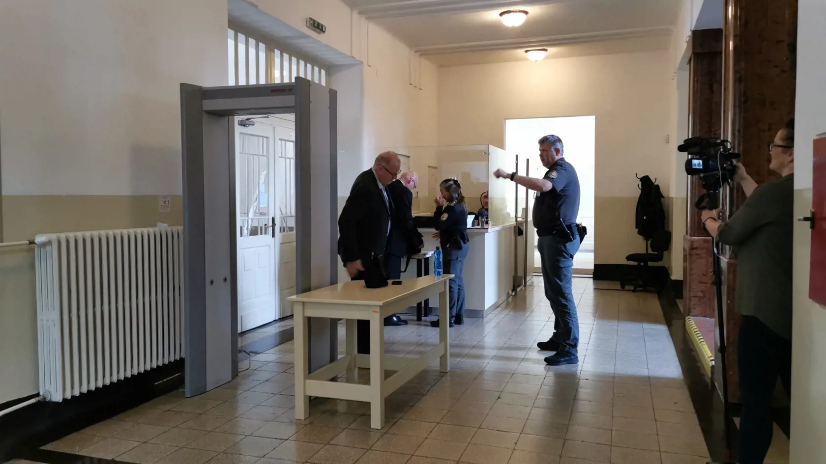 Napriek tomu, že na súd sa dostavili obaja obžalovaní, prokurátor, traja poškodení aj štyri obhajcovia, pojednávanie sa nezačalo. Neprišiel totiž jeden sudca, člen senátu.
