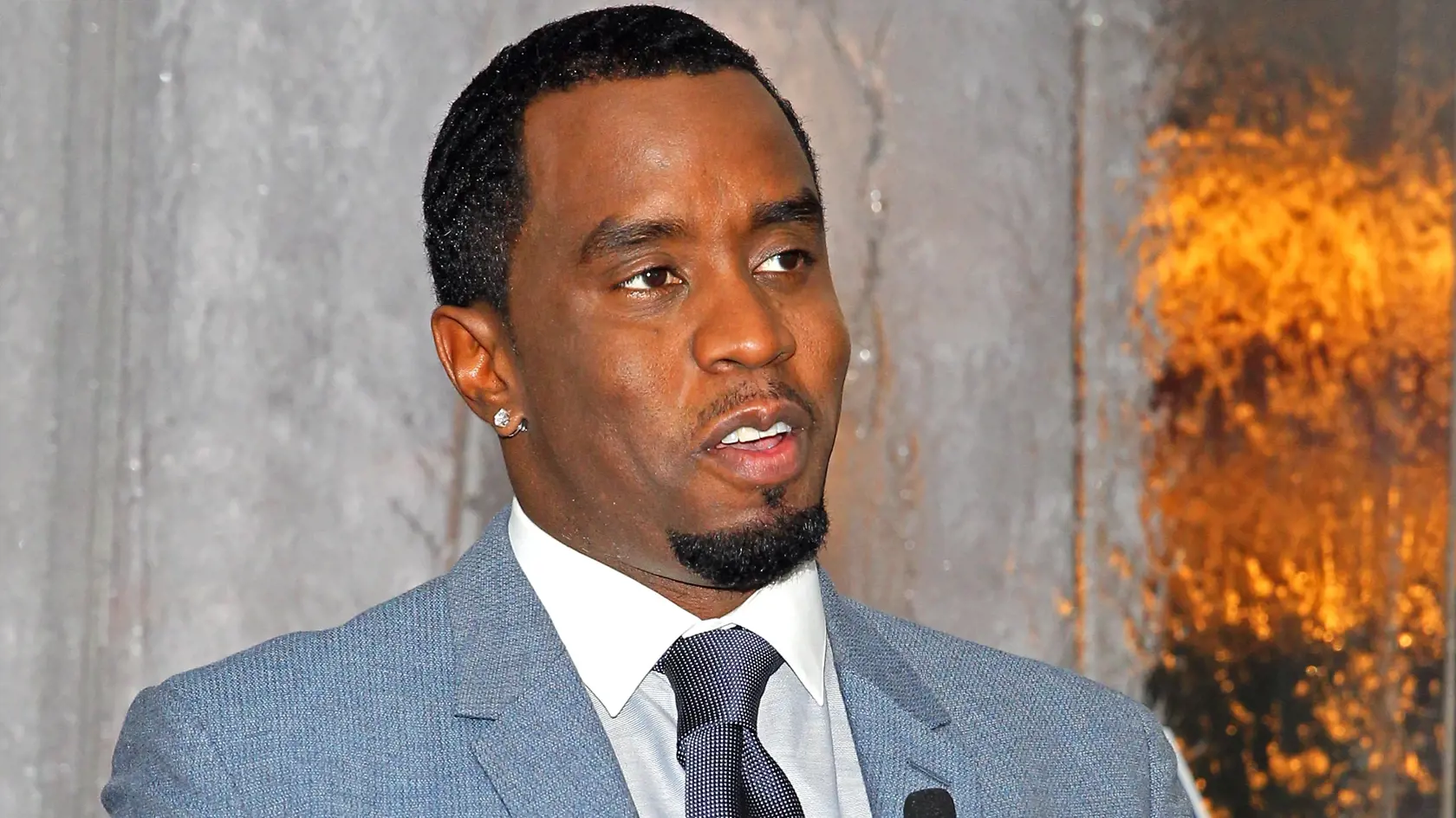 Diddy vtedy uviedol: "Predtým, keď boli mladí chlapci a oni sami sa dostávali do veľkých problémov, tak som si povedal: 'Prečo si nevyrazíte so mnou?'“ Obvinený umelec ale tému uzavrel. "Verte mi, sú mimo zoznamu," dodal, čím naznačil, že na párty nikdy nezavítali.