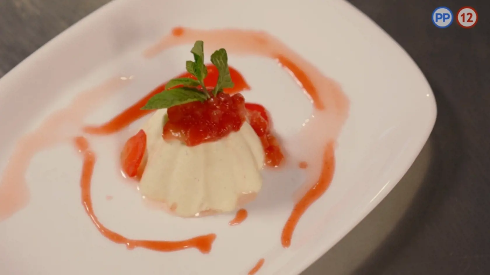 V dezertnom menu nahradili profiterolky typické somlói a palacinky s džemom či nutelou. Na sníme Martinova Panna Cotta e Fragola.